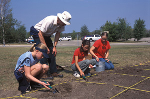 Fouille archéologique pour enfants avec David Palmer, au lieu historique national du Canada de Batoche (Sask.)