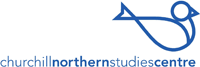 Un oiseau stylisé de couleur bleue se trouve au-dessus d’un texte en bleu indiquant Churchill Northern Studies Centre (Centre d’études nordiques de Churchill). Le texte est présenté comme un seul mot en minuscules, où les mots northern et centre sont en gras.