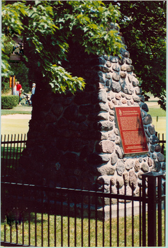 Le lieu historique du Canada du Champ-de-Bataille-du-Fort-George, montrant le cairn et de la plaque de la CLMHC qui marque l'angle nord-est du site de la bataille, 1989. © Parks Canada Agency/Agence Parcs Canada, 1989