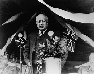 William Aberhart addressing a rally in St. George's Island park. (© Bibliothèque et Archives Canada / Library and Archives Canada / C-009339)