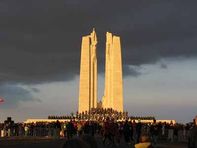 Vue du monument de Vimy durant la cérémonie de l'anniversaire de la bataille de la crête de Vimy, qui a eu lieu le 9 avril 2007. © Agence Parcs Canada / Parks Canada Agency, Sonya Oko, 2007.