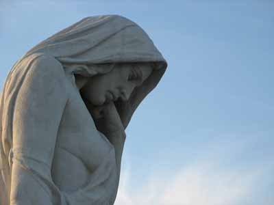 Vue de la sculpture qui représente le Canada au lieu historique national du Canada Crête-de-Vimy, 2007. © Agence Parcs Canada / Parks Canada Agency, Sonya Oko, 2007.