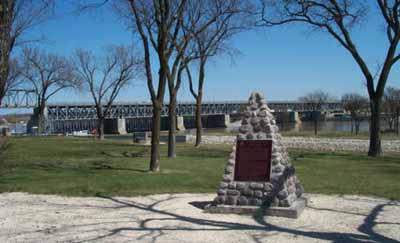 In background, the St. Andrews Caméré Curtain Bridge Dam National Historic Site of Canada, 2004. © Parks Canada Agency / Agence Parcs Canada, 2004.