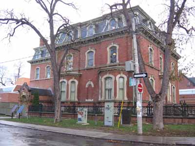 Vue générale montrant une façade latérale du lieu historique national du Canada de la Maison George-Brown, 2005. © Agence Parcs Canada / Parks Canada Agency, 2005.