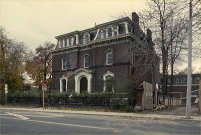 Vue générale montrant la façade avant du lieu historique national du Canada de la Maison George-Brown, 1983. © Agence Parcs Canada / Parks Canada Agency, 1983.