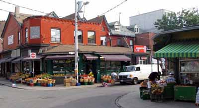 General view of Kensington Avenue in the Kensington Market National Historic Site of Canada, 2004. © Agence Parcs Canada / Parks Canada Agency, Michel Pelletier, 2004.