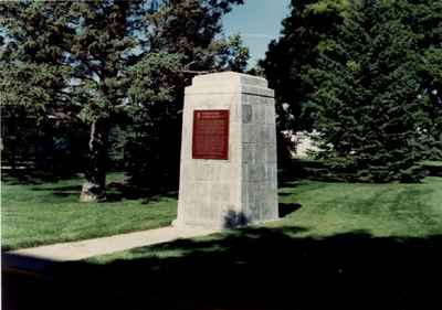 View of HSMBC plaque mounted on pedestal on  Royal Canadian Mounted Police Training Centre grounds © Parks Canada / Parcs Canada, 1989