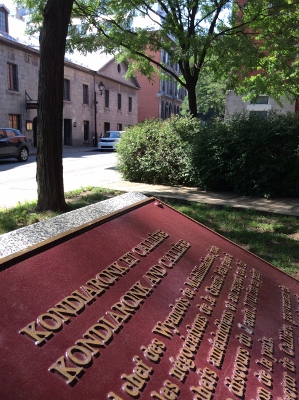 Plaque of the Historic Sites and Monuments Board of Canada commemorating Kondiaronk © Agence Parcs Canada | Parks Canada Agency, S. Desjardins, 2016.