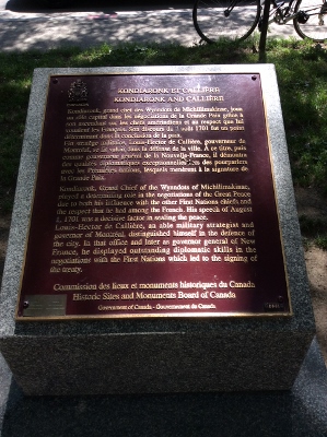 Plaque of the Historic Sites and Monuments Board of Canada commemorating Jeanne Mance © Agence Parcs Canada | Parks Canada Agency, S. Desjardins, 2016.