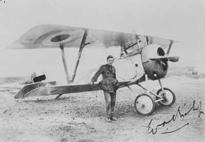 Captain William A. Bishop, V.C., Royal Flying Corps, with his plane © William Rider-Rider / Canada. Dept. of National Defence / Library and Archives Canada // ministère de la Défense nationale / Bibliothèque et Archives Canada / PA-001651