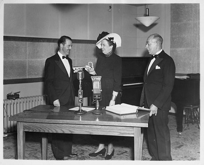 Mary Grannan 10th Anniversary - receiving Key to the City from Mayor Ray Forbes, Stewart Neill. (© Canadian Broadcasting Corporation / Library and Archives Canada // Société Radio-Canada / Bibliothèque et Archives Canada / e003895009)