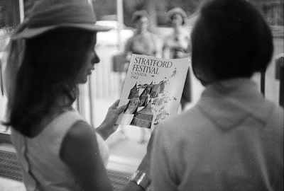 Photographie prise à Stratford (Ontario). Histoire en photos de l'ONF : Canada's Stratford: City of Dramatic Art: Exit Steam - Enter Shakespeare. (© Library and Archives Canada | Bibliothèque et Archives Canada /National Film Board fonds | Fonds de l'Office national du film /e011177507)