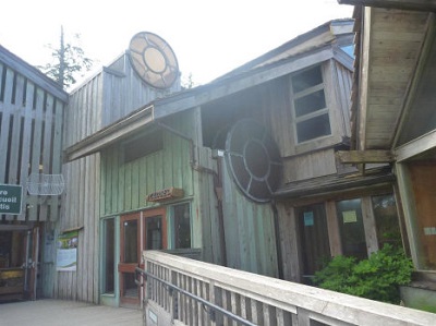 Front façade, Kwisitis Visitor Centre, July 2018 © Parks Canada | Parcs Canada