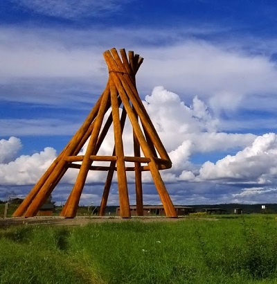 Large wooden teepee at Ehdaa © Madison Pilling, Liidlii Kue First Nation | Première Nation Liidlii Kue