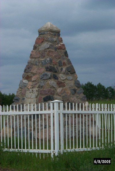 View of the HSMBC cairn without the HSMBC plaque (© Parks Canada / Parcs Canada, 2003 (Jim Molnar))