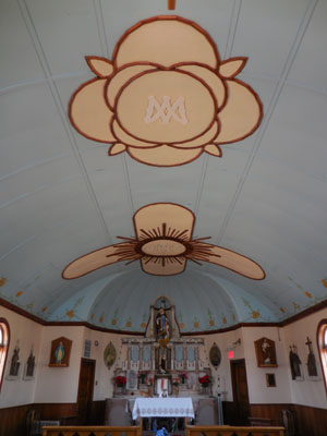 Vue de l'intérieur de l’église catholique Ste. Anne’s, qui montre le sanctuaire semi circulaire voûté, 2017. © Parks Canada Agency / Agence Parcs Canada, 2017.