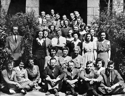 Examination Unit (Intelligence), Dept. of External Affairs, posed in front of the National Research Council Annex, 345 Laurier Avenue East, during World War II © Library and Archives Canada | Bibliothèque et Archives Canada / PA-178055