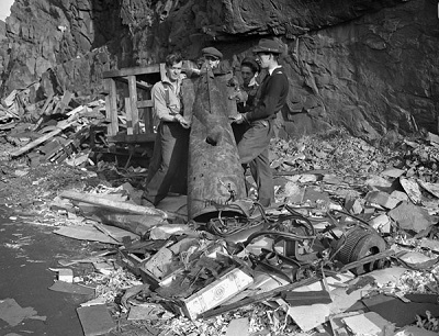 Dommage à la jetée Scotia causé par une torpille tirée par le sous-marin allemand U-518 le 2 novembre 1942. Île Bell, Terre-Neuve, 3 novembre 1942. (© Lt Gerald M. Moses / Canada. Dept. of National Defence | Ministère de la Défense nationale / Library and Archives Canada | Bibliothèque et Archives Canada / PA-188854)