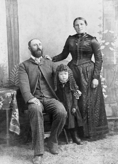 Marie Rose avec son mari et sa fille, années 1890 © Cultural Resources Digital Collections, University of Calgary | Collections des ressources numériques, Université de Calgary / CU1103968