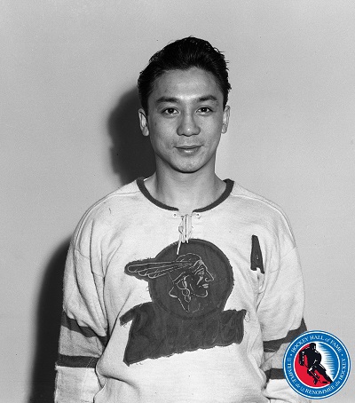 Larry Kwong, date unknown © Hockey Hall of Fame. All right Reserved. | Temple de la renommée du hockey. Tous droits réservés.