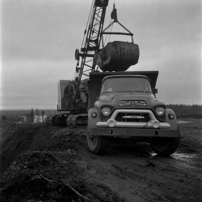 Historic photograph showing a truck being loaded during the construction Trans-Canada Highway, 1954. © Library and Archives Canada |  Bibliothèque et Archives Canada, Rosemary Gilliat Eaton, Mikan 4307877.