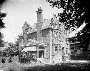 Residence of the Hon. Frank Oliver, 191 Somerset Street, Ottawa. (© Topley Studio / Bibliothèque et Archives Canada / Library and Archives Canada / PA-027985)