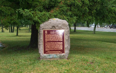 Vue générale du monument et de la plaque de la Commission des lieux et monuments historiques du Canada, 2005. (© Parks Canada Agency / Agence Parcs Canada, 2005.)