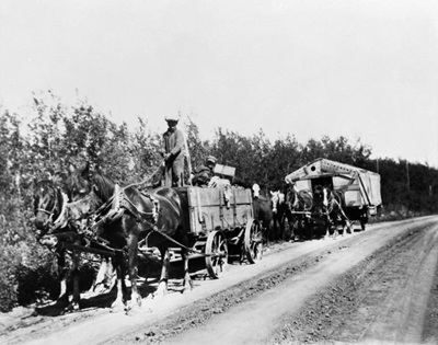 Colons qui ont quitté les fermes dans les régions de la « ceinture sèche » du sud de la Saskatchewan pour se déplacer le long de la route no 4 au nord de Battleford dans le district de Meadow Lake et Loon Lake, 1930 (© Library and Archives Canada | Bibliothèque et Archives Canada / PA-044575)