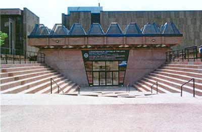 Entrée de la Salle du Souvenir du Centre des arts de la Confédération, 2002. © Agence Parcs Canada/Parks Canada Agency, G. Charrois, 2002.