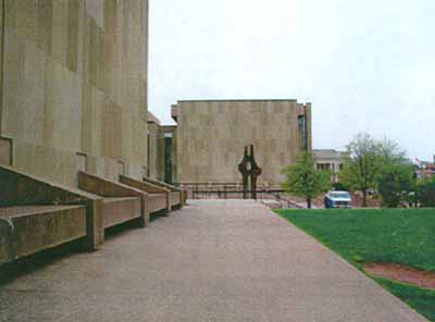 Vue d'une partie de la terrasse du Centre des arts de la Confédération, 2002. © Agence Parcs Canada/Parks Canada Agency, G. Charrois, 2002.