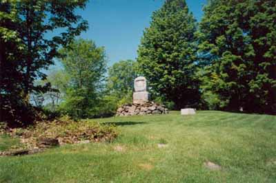 Vue générale de la Bataille d’Eccles Hill, montrant le monument commémoratif, 1989. (© Agence Parcs Canada / Parks Canada Agency, 1989.)