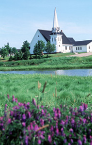 Vue de l'extérieur de l'église unie de Tryon, qui montre sa situation pittoresque sur la rive de la rivière, 1996. © Parks Canada Agency / Agence Parcs Canada, J. Butterill, 1995.