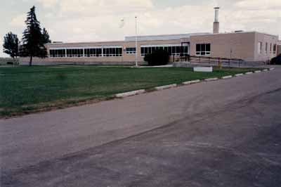 General view of Ralston School (R2), showing the horizontal emphasis of its form, massing and horizontal bands of windows, 1996. © Department of National Defence / Ministère de la Défense nationale, 1996.