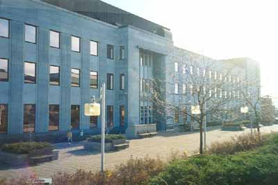 Vue de l'édifice fédéral de Sherbrooke, où l'on peut apercevoir la longue façade aux proportions monumentales, 1995. © Public Works and Government Services Canada / Travaux publics et Services gouvernementaux Canada, 1995.