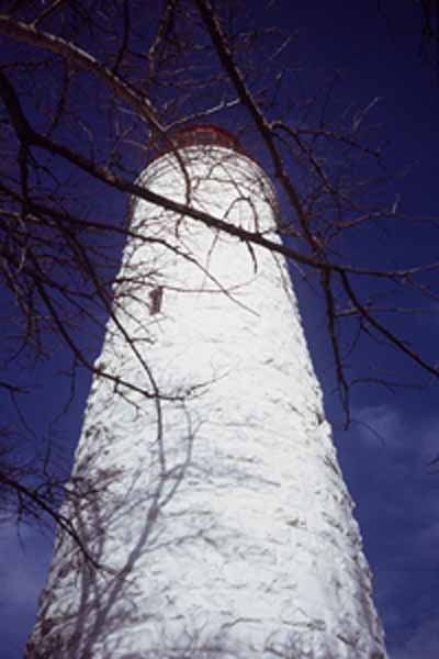 Détails du phare de la pointe Clark mettant en évidence la haute qualité de la maçonnerie, dont le revêtement extérieur en pierre calcaire équarrie d’origine locale, qui prête au phare un aspect rustique, 1972. © Parks Canada Agency / Agence Parcs Canada1 1972