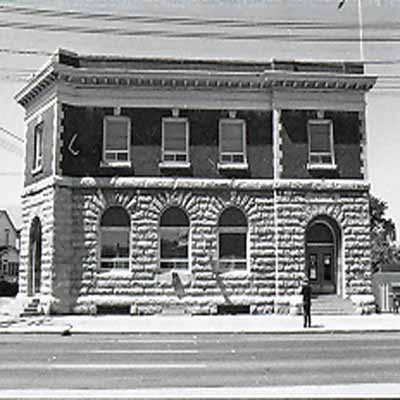 Vue du côté du Succursale postale B, montrant la qualité de la maçonnerie, notamment l’ouvrage en pierre bossagée, les chaînes d’angle en pierre et la maçonnerie de brique, 1971. © Canadian Inventory of Historic Buildings/Inventaire des Bâtiments Historiques du Canada, 1971.