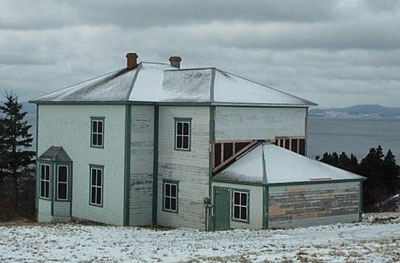 Back view of Forillon National Park, Alfred W. Dolbel House in 2000. (© (Photo : Parcs Canada/Antoine L’Italien-Savard).)