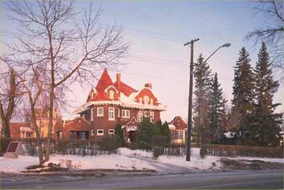 General view of the Keyhole Castle National Historic Site of Canada, 1990. (© Parks Canada Agency / Agence Parcs Canada, 1990.)