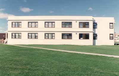 Side view of Building B-39, showing the regular window openings, 1993. © Parks Canada Agency / Agence Parcs Canada, 1993.