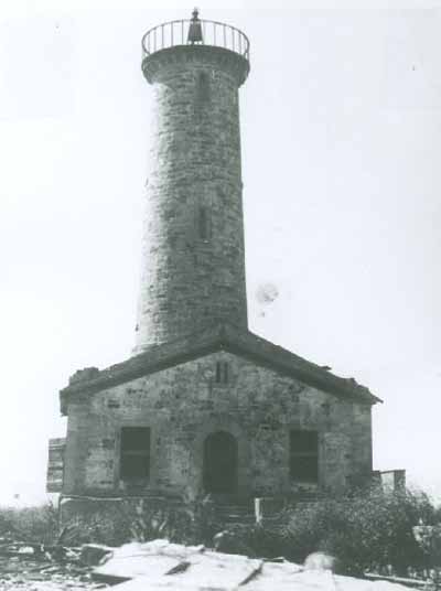 General view of the Lighthouse at Mohawk Island, showing the hammer-dressed finish on the stone walls of the tower and dwelling, giving a heavily rusticated appearance, before 1965. © Department of the Environment / Ministère de l'Environnement, before 1965 / avant 1965.