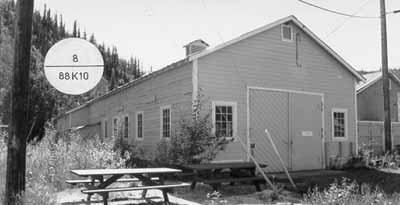 Corner view of the Cat Repair Shop, 1988. (© Agence Parcs Canada / Parks Canada Agency, 1988.)