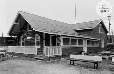 View of the General Manager's House, showing the overhanging gable roof supported on wood brackets, 1988. © Agence Parcs Canada / Parks Canada Agency, 1988.