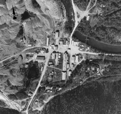 Aerial view of the Bear Creek Compound, 1988. © Department of Energy, Mines and Resources / Ministère de l'Énergie, des Mines et des Ressources , 1988.