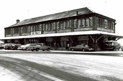 Vue en angle de la Gare ferroviaire Canadien Pacifique, montrant les façades du devant et du côté, 1992. (© Agence Parcs Canada / Parks Canada Agency, A. M. de Fort-Menares, 1992.)