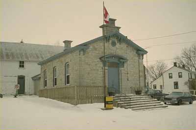 Corner view of the Wolfe Island Township Hall, showing the front and side elevations, 1991. (© Parks Canada Agency / Agence Parcs Canada, 1991.)