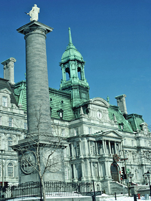 Vue générale de l'Hôtel-de-Ville-de-Montréal qui montre le style Second Empire, manifeste dans les toits mansards à forte pente recouverts de métal, 1994. © Parks Canada Agency / Agence Parcs Canada, P St. Jacques, 1994.