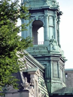 Vue générale de l'Hôtel-de-Ville-de-Montréal qui montre les embellissements riches, 1994. © Parks Canada Agency / Agence Parcs Canada, P St. Jacques, 1994.