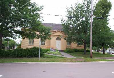 View of the Free Meeting House, showing its symmetrical façade with a centre door, 2008. © Parks Canada Agency / Agence Parcs Canada, 2008.