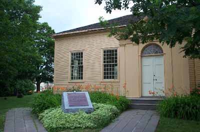 Detail view of the Free Meeting House, showing the sash windows and classical detailing, 2008. © Parks Canada Agency / Agence Parcs Canada, 2008.