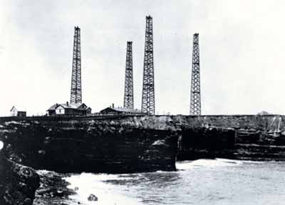 View of the exterior of the Marconi site, showing the towers. © Parks Canada Agency / Agence Parcs Canada.